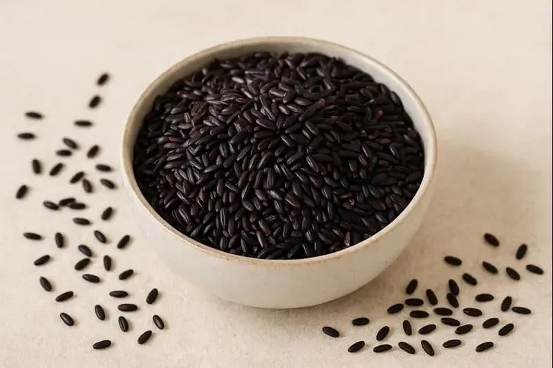 Venere-Reis in einer Schale – schwarzer Vollkornreis mit tiefvioletter Farbe und nussigem Aroma