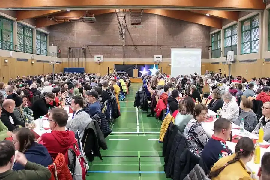 Weihnachtsfeier der Lebenshilfe-Werkstatt Sennfeld mit rund 530 Beschäftigten und Gästen in der festlich geschmückten Frankenhalle.