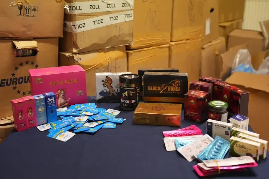 Vom Zoll Schweinfurt sichergestellte illegale Potenzmittel und Präparate, entdeckt bei einer Kontrolle auf der A3 bei Geiselwind.