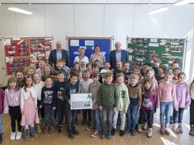 Forscherdrang wird belohnt: Insgesamt 49 Schülerinnen und Schüler der ehemaligen Klassen 1 a und 1b der Grundschule Volkach beschäftigten sich mit dem Thema Luft und wurden dafür nun von der Schaeffler FAG Stiftung mit einem Preis in Höhe von 500 Euro belohnt. Mit dem Geld werden Busfahrten in die Schweinfurter Wissenswerkstatt und in den Wildpark bei den Eichen finanziert. Unser Foto entstand bei der feierlichen Überreichung in der Schule und zeigt neben den stolzen Kindern in der hinteren Reihe v.l. Schulleiter Thomas Riehle, die Lehrerinnen Silke Halbritter und Karin Herbert sowie den Geschäftsführer der Schaeffer FAG Stiftung, Peter Schuster. Foto: Johannes Bräutigam