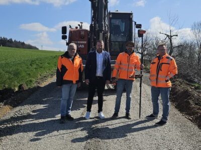 Das Foto zeigt von links: Seniorchef Norbert Klug, Bürgermeister Stefan Rottmann, Bauunternehmer Florian Klug und der gemeindliche Bautechniker Lutz Brückner. (Foto Helmut Koch)