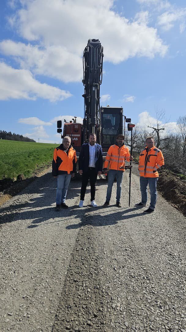 Das Foto zeigt von links: Seniorchef Norbert Klug, Bürgermeister Stefan Rottmann, Bauunternehmer Florian Klug und der gemeindliche Bautechniker Lutz Brückner. (Foto Helmut Koch)