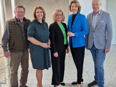 v.L. Staatssekretär a.D. Gerhard Eck, Martina Gießübel, MdL, Landratskandidatin Gabriele Jakob, Kreisvorsitzende Anja Weisgerber, MdB, Bezirksgeschäftsführer Detlef Heim