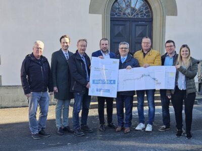 Von links: 3. Bürgermeister Bernd Götzendörfer, Landrat Florian Töpper, der Abteilungsleiter am Amt für Ländliche Entwicklung Johannes Krüger, Bürgermeister Stefan Rottmann, Gemeinderat Jürgen Lindner, 2. Bürgermeister Jürgen Geist, Bauamtsleiter Sebastian Heurich und Kämmerin Milena Hammer. Foto Ulrike Müller