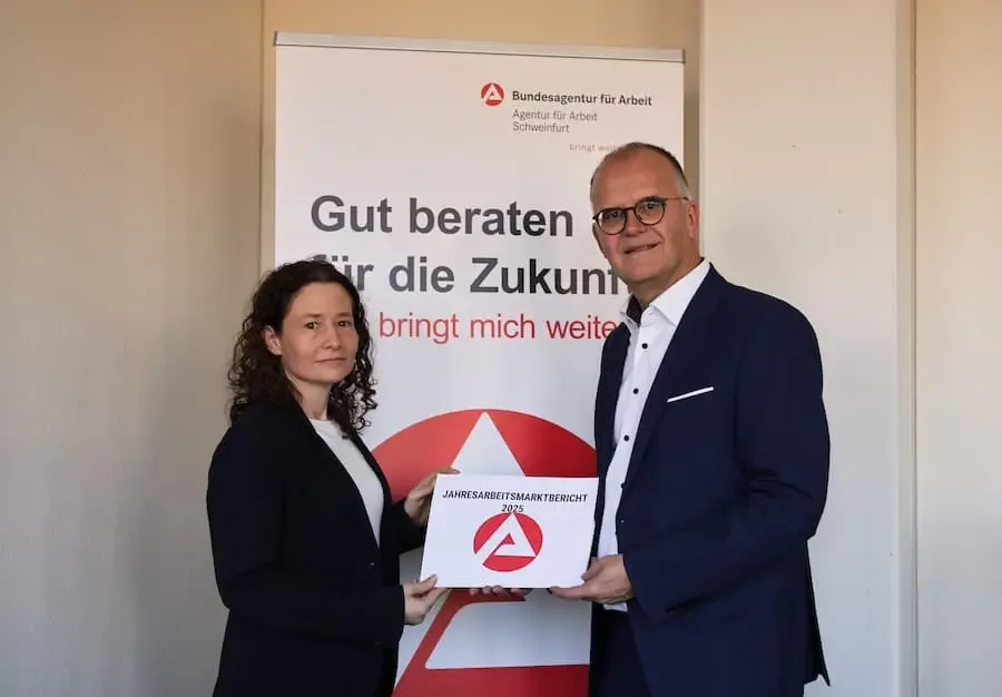 Richard Paul und Alexandra Elbert präsentieren den Jahresarbeitsmarktbericht 2025 der Agentur für Arbeit Schweinfurt