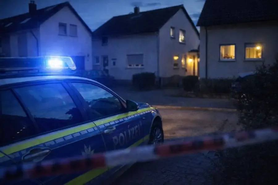 Polizeistreifenwagen mit Blaulicht vor Wohnhäusern nach Einbrüchen im Landkreis Schweinfurt