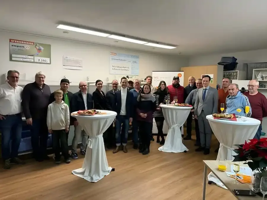 Gruppenfoto bei der Eröffnungsfeier der neuen Tafel-Ausgabestelle in Gerolzhofen in der Grabenstraße