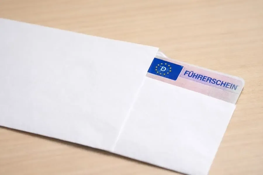 EU-Scheckkartenführerschein ragt aus einem neutralen Briefumschlag – Symbolbild für den Direktversand beim Pflichtumtausch in Schweinfurt.