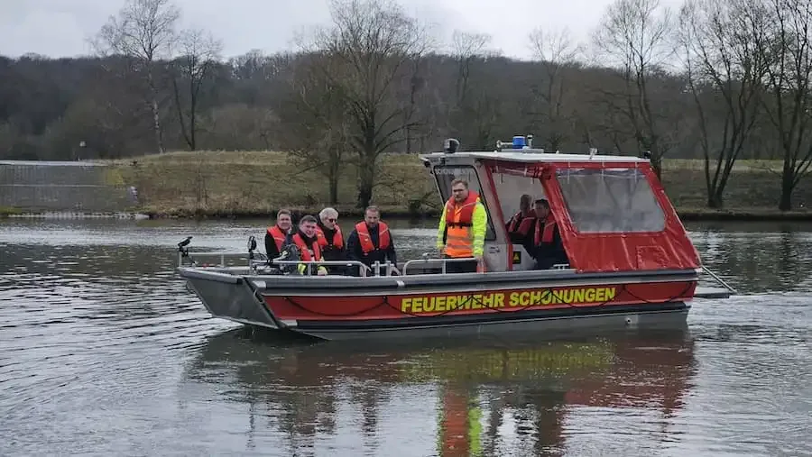 Feuerwehrboot der Feuerwehr Schonungen auf dem Main zwischen Schweinfurt und Haßfurt
