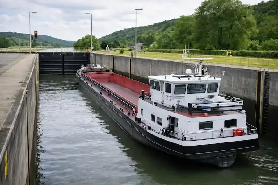 Güterfrachtschiff in einer Schleuse auf dem Main bei Wipfeld während einer Polizeikontrolle