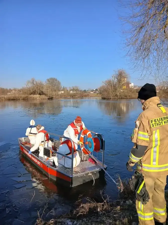 Feuerwehr Haßfurt unterstützt Veterinäramt bei Bergung toter Wildvögel am Main wegen Geflügelpest-Verdachts
