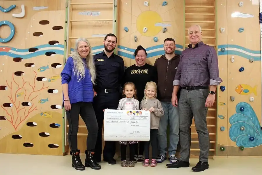 Polizei Schweinfurt übergibt 300-Euro-Spende an den integrativen Lebenshilfe-Kindergarten in der Schweinfurter Gartenstadt