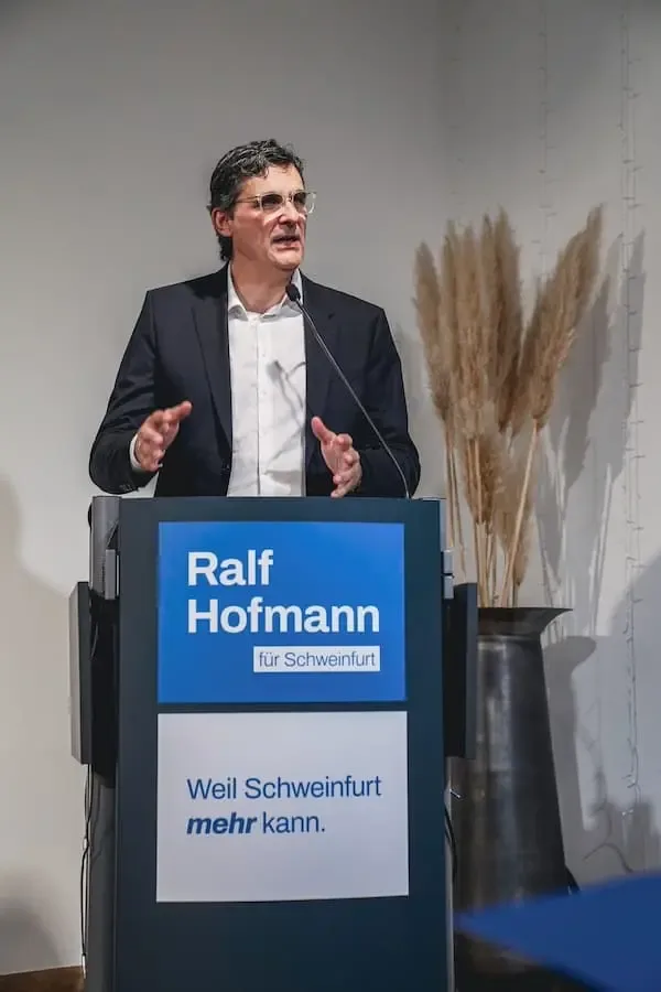 SPD-Oberbürgermeisterkandidat Ralf Hofmann spricht beim Neujahrsempfang der Kreishandwerkerschaft Schweinfurt über das geplante Ausbildungszentrum des Handwerks.