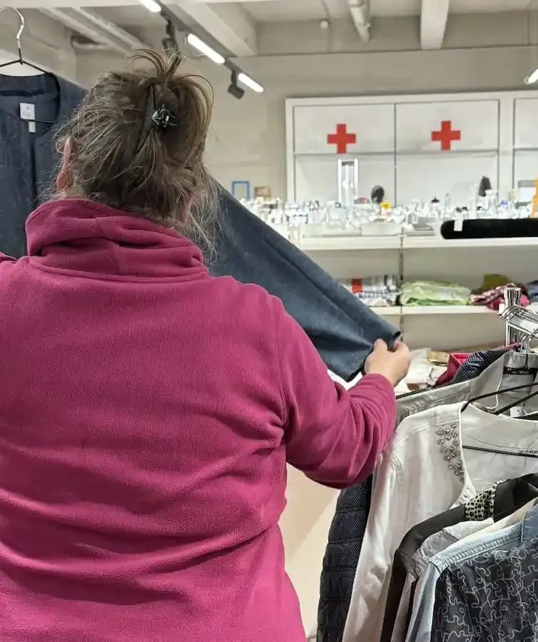 rotkreuz laden schweinfurt damenbekleidung second hand 2025 Kundin betrachtet Damenbekleidung im Rotkreuz-Laden Schweinfurt – Kleidung war 2025 besonders gefragt.
