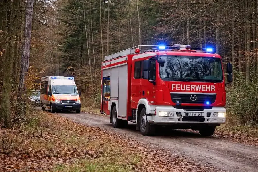 Feuerwehr- und Rettungseinsatz an einem Waldstück in Schwebheim nach Hilferufen aus einem Brunnenschacht