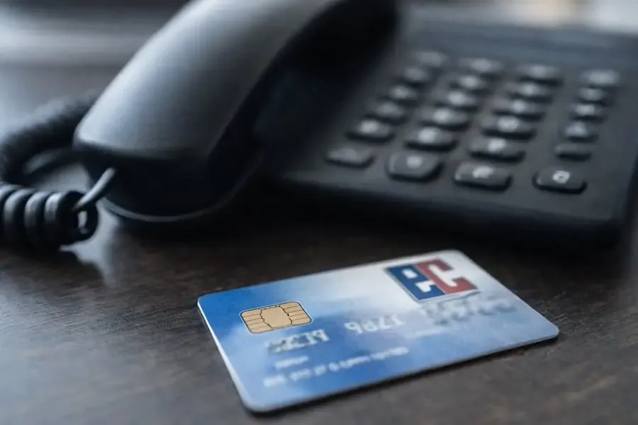 Symbolbild für Telefonbetrug in Schweinfurt mit EC-Karte und Telefon