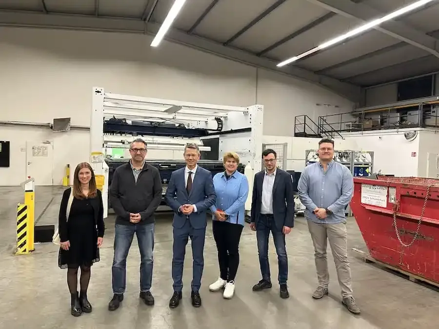 Gruppenfoto beim Unternehmensbesuch der Stadt Schweinfurt bei A.D.O. Mechatronische Systeme und HWS Lasertechnik mit Oberbürgermeister Sebastian Remelé