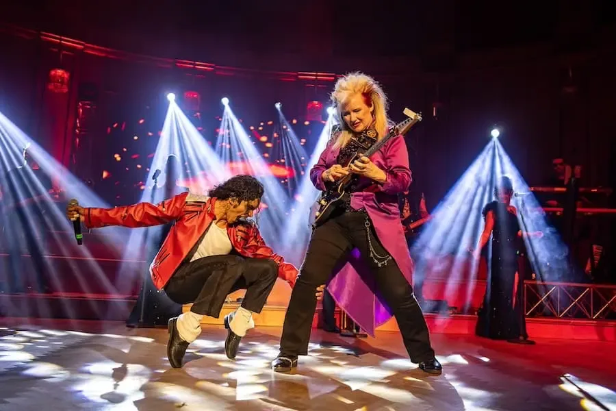 ONE NIGHT OF MJ: Wendel Gama als Michael Jackson und Gitarristin Jennifer Batten bei der Tribute-Show