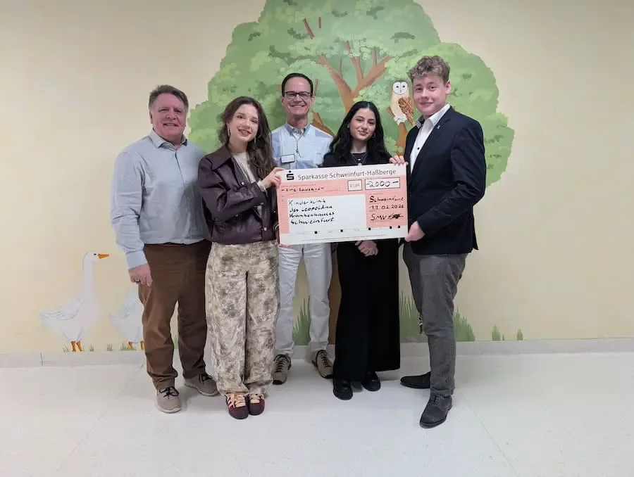 Scheckübergabe der Friedrich-Fischer-Schule Schweinfurt: 2.000 Euro für die Kinderklinik am Leopoldina-Krankenhaus.