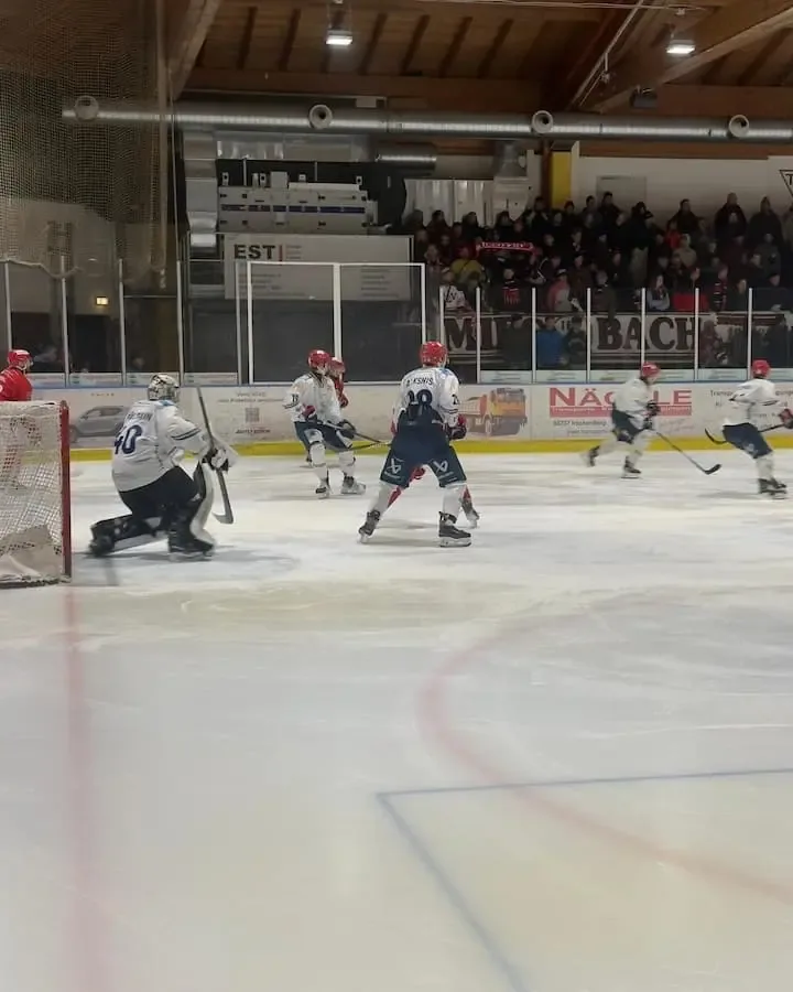 Spielszene der Mighty Dogs beim Playoff-Viertelfinale in Miesbach: Schweinfurter Spieler im Angriff vor dem TEV-Tor