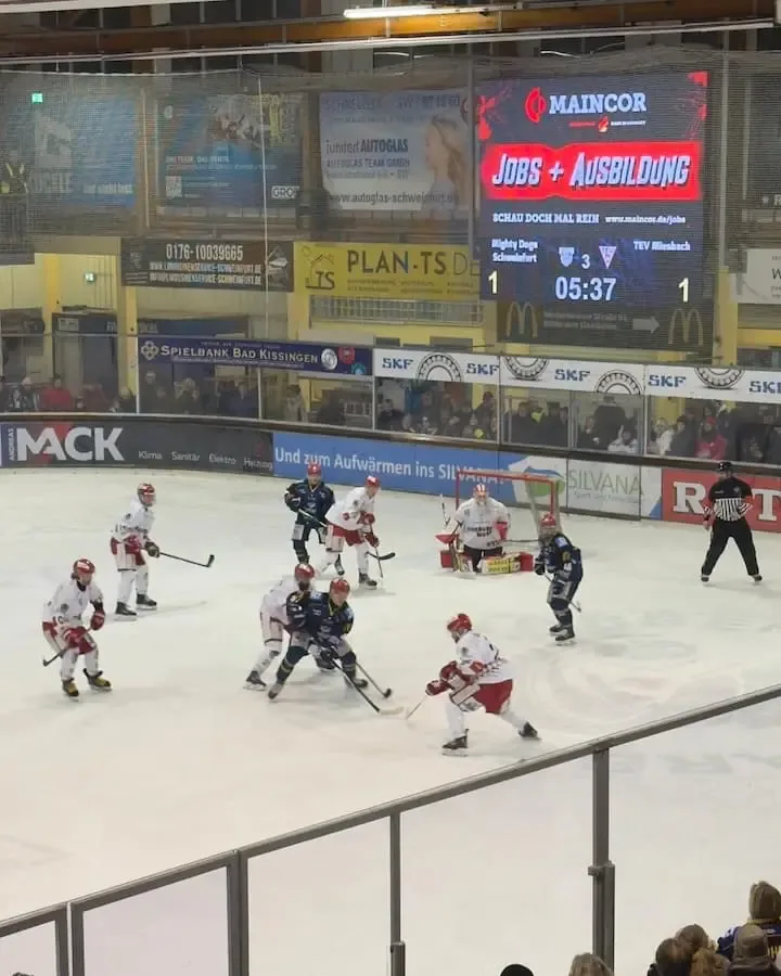 Mighty Dogs Schweinfurt gegen TEV Miesbach im Icedome: Szene aus Spiel drei der Viertelfinalserie vor 1.347 Zuschauern.