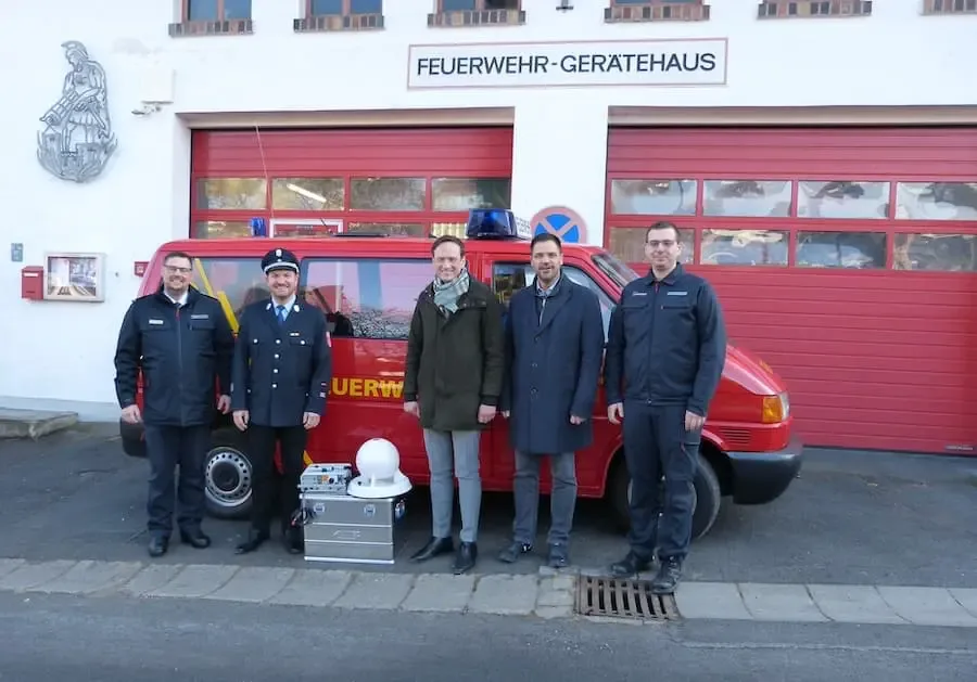 Übergabe einer neuen mobilen Sirenenanlage an die Feuerwehr Üchtelhausen im Landkreis Schweinfurt mit Landrat Florian Töpper und Kreisbrandrat Alexander Bönig