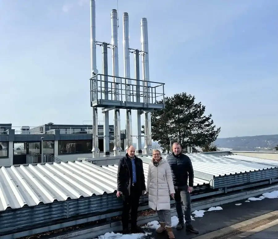 Andre Merz, MdB Sabine Dittmar und Bürgermeister Stefan Rottmann vor der Energiezentrale Schonungen.