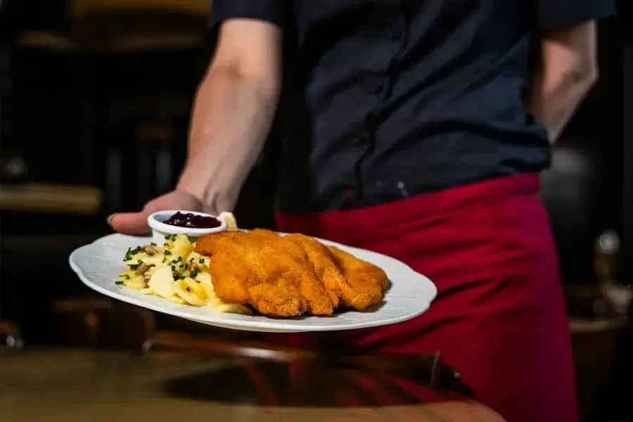 Schnitzelteller im Restaurant: NGG kritisiert Tarifflucht und Mindestlohn in der Gastronomie in Schweinfurt.