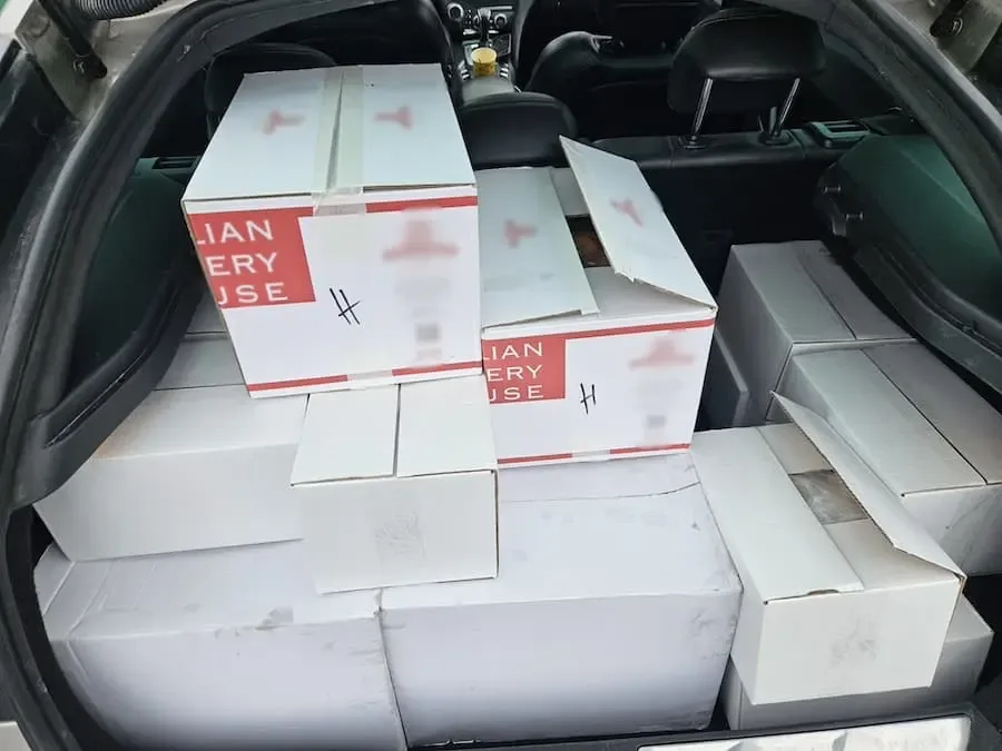 Ungekühlte Tiefkühlpizzen und Arancini im Kofferraum – Zoll Schweinfurt stoppt Lebensmitteltransport auf der A3 bei Würzburg-Süd