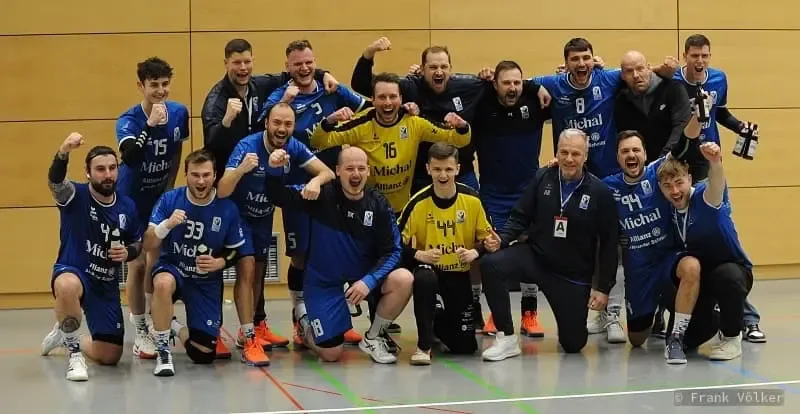 Handballer des MHV Schweinfurt 09 feiern nach dem Heimsieg gegen TG Heidingsfeld II die Meisterschaft in der Bezirksliga