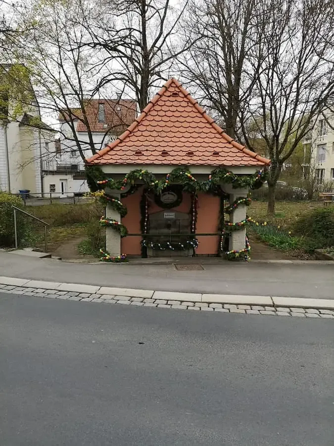 osterbrunnen klingenbrunn geschmueckt 2026 Festlich geschmückter Osterbrunnen in Klingenbrunn mit Girlanden und bunten Ostereiern in Schweinfurt