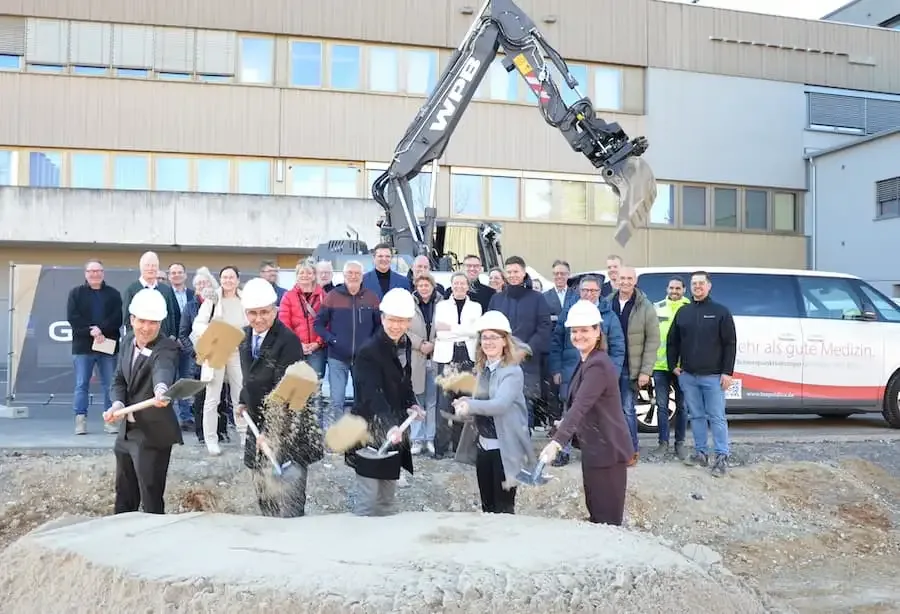 Spatenstich für das neue Parkhaus am Leopoldina-Krankenhaus in Schweinfurt mit Vertretern des Krankenhauses und der Bauunternehmen