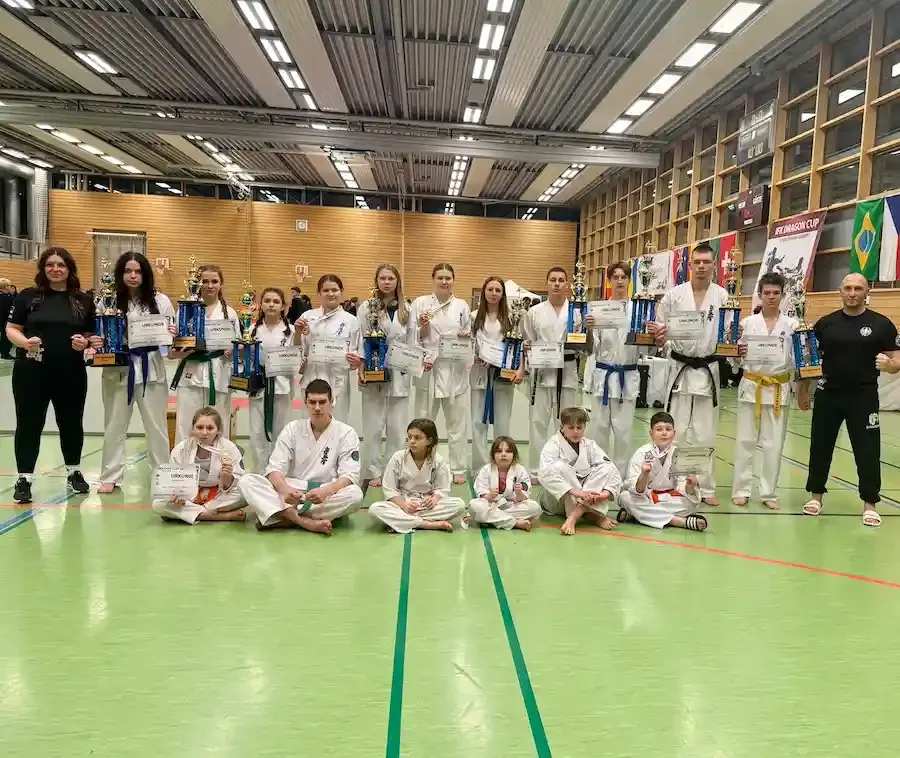 Team des Videnin Dojo Schweinfurt mit Pokalen und Urkunden beim internationalen Kyokushin Karate Turnier Dragon Cup 2026.
