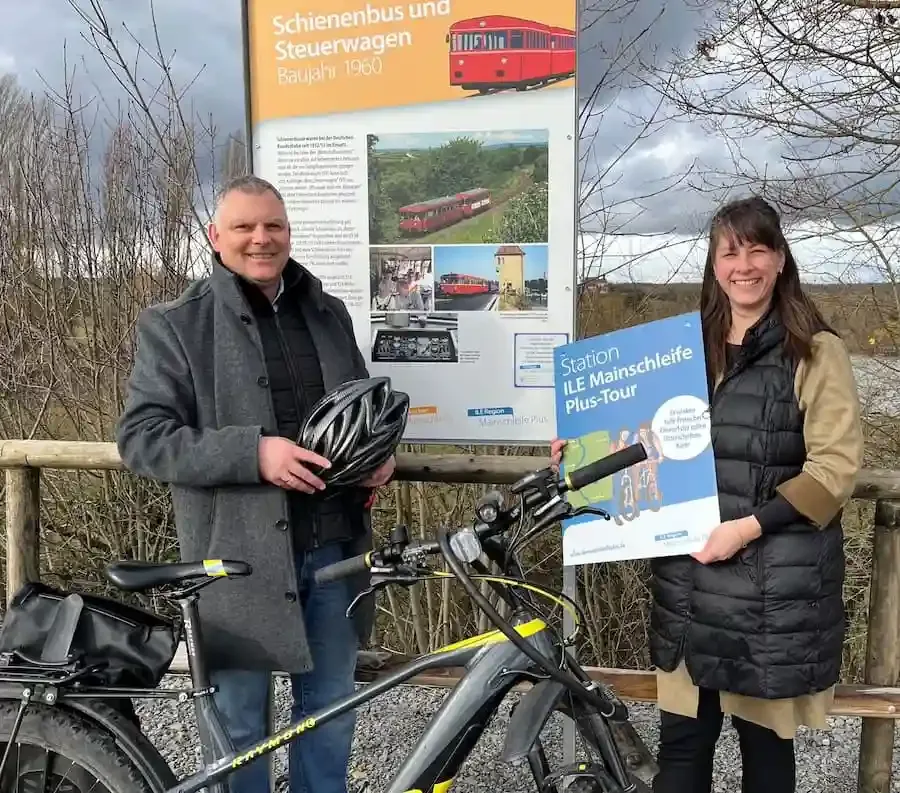 Heiko Bäuerlein und Theresa Ott werben für ILE Mainschleife Plus Radtour 2026 in Wipfeld Fahrrad Tour Unterfranken