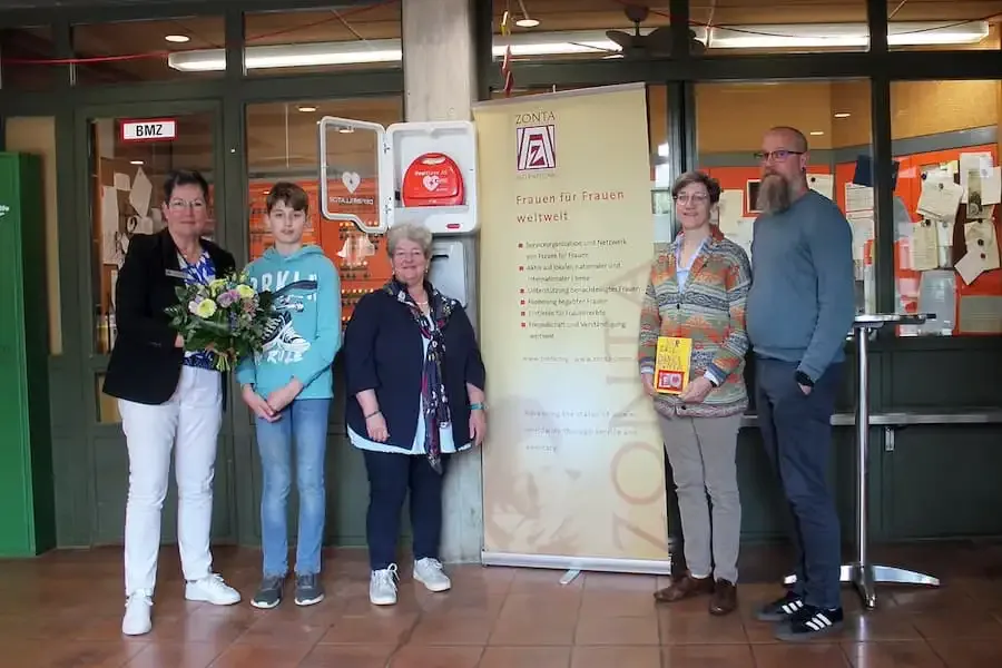 Zonta Club übergibt Defibrillator an Franziskus Schule Schweinfurt mit Beteiligten bei Übergabe