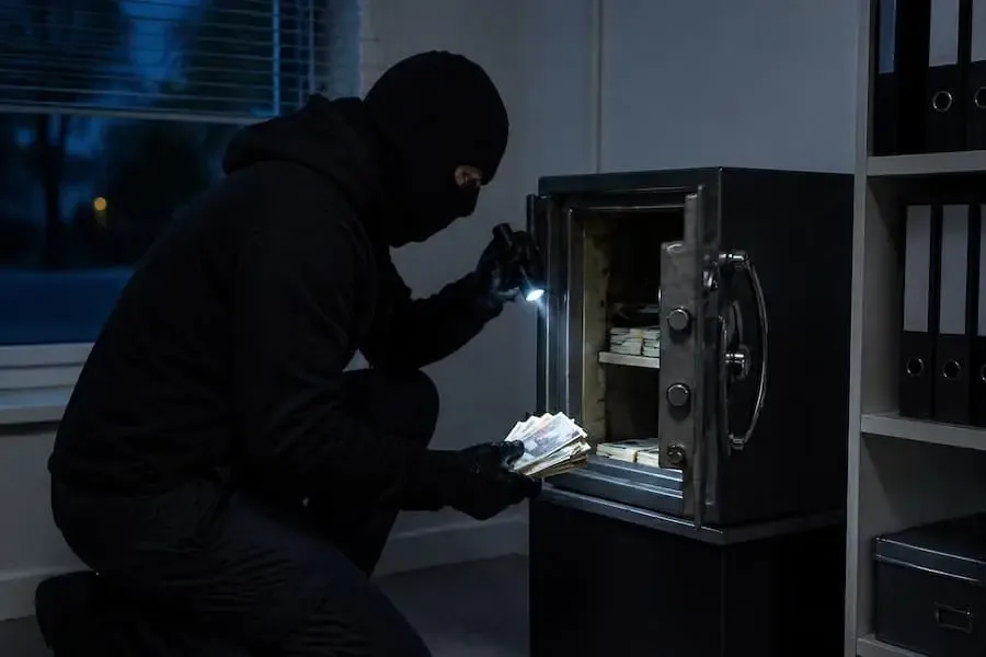 inbruch in Donnersdorf – Täter öffnet Tresor und entwendet Bargeld aus Firmengebäude im Landkreis Schweinfurt