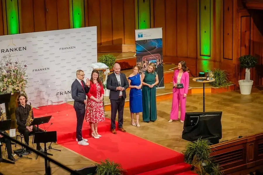 Kandidatinnen bei der Wahl der Fränkischen Weinkönigin 2026 im Max-Littmann-Saal Bad Kissingen