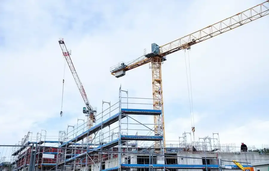 Baustelle mit Kränen in Unterfranken – Symbolbild für Handwerk, Bauwirtschaft und Konjunkturentwicklung 2026