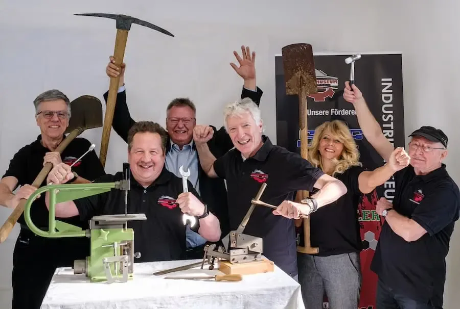 Team des Industriemuseums Schweinfurt beim Saisonstart 2026 mit historischen Werkzeugen