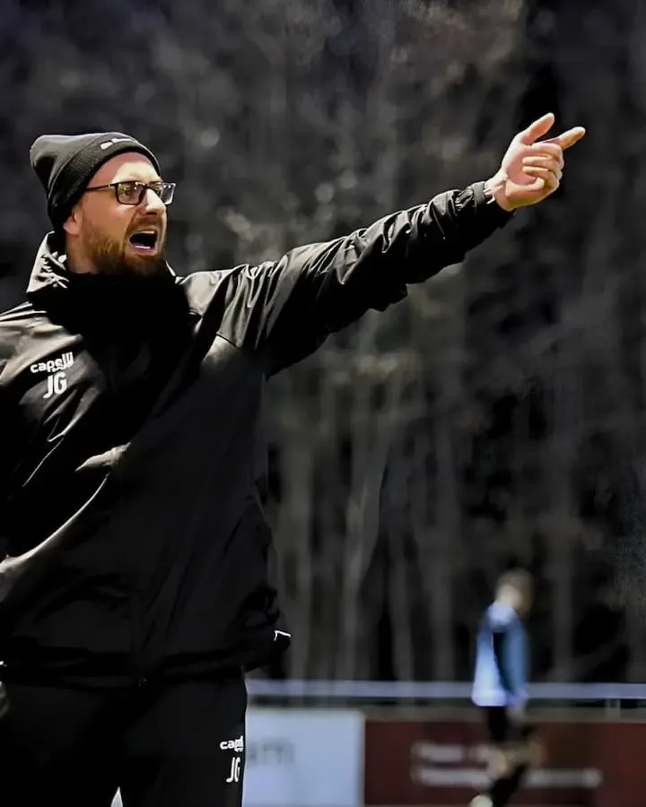 Jan Gernlein als Trainer des 1. FC Schweinfurt 05 an der Seitenlinie während eines Spiels