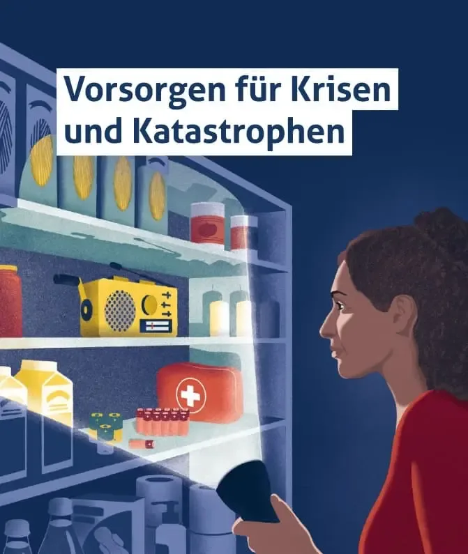 Person prüft Vorräte und Notfallausrüstung zur Krisenvorsorge beim BRK Schweinfurt