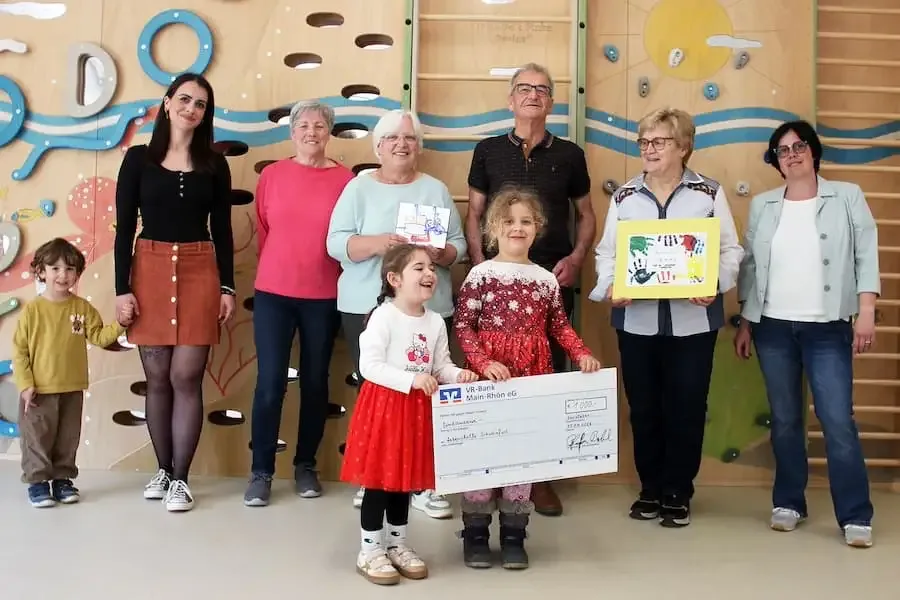 Schweinfurt Lebenshilfe Kindergarten Spende 1000 Euro Pfarrgemeinde Zeuzleben Übergabe Symbolscheck Kinder Förderung