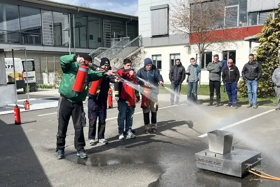 Feuerlöscher Training Lebenshilfe Werkstatt Hohenroth Mitarbeitende üben Brandschutz mit Handfeuerlöscher