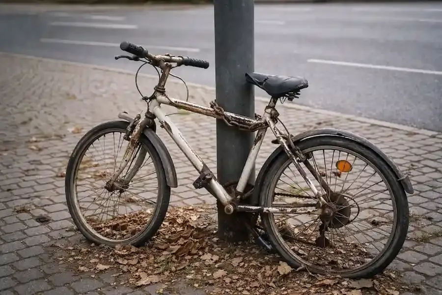 Verrostetes Schrottfahrrad angekettet an Laterne in Schweinfurt nahe Hauptbahnhof