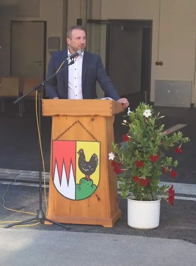 Bürgermeister Stefan Rottmann stellt Haushalt 2026 der Gemeinde Schonungen bei einer Rede vor