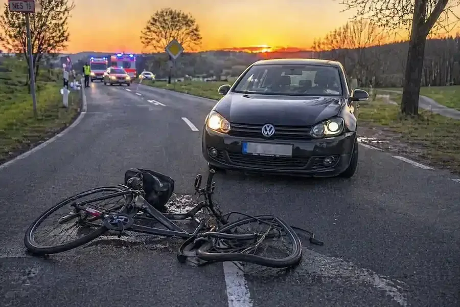 Unfall bei Bischofsheim in der Rhön – Pkw erfasst Radfahrer auf Kreisstraße NES 16, Rettungskräfte im Einsatz