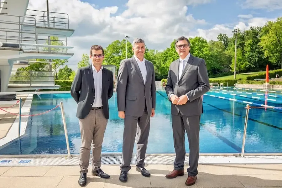 18 Künstlich intelligente Beckenaufsicht „SharKI“ jetzt auch im Freibad des SILVANA im Einsatz Vertreter der Stadtwerke Schweinfurt und Oberbürgermeister Ralf Hofmann präsentieren die KI-Beckenaufsicht „SharKI“ im Freibad des SILVANA.