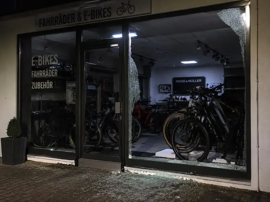 Beschädigtes Fahrradgeschäft nach Einbruch mit gestohlenen E-Bikes in Rupboden