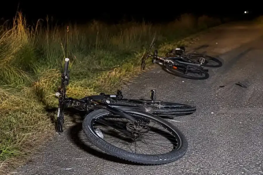 Zwei beschädigte Fahrräder liegen nachts nach einem schweren Unfall auf einer Straße zwischen Kaisten und Schwemmelsbach.