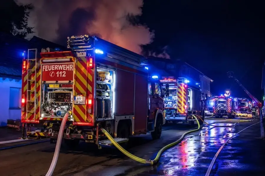 Mehrere Löschzüge der Feuerwehr bei einem Großbrand auf einem Aussiedlerhof in Mellrichstadt im Landkreis Rhön-Grabfeld.
